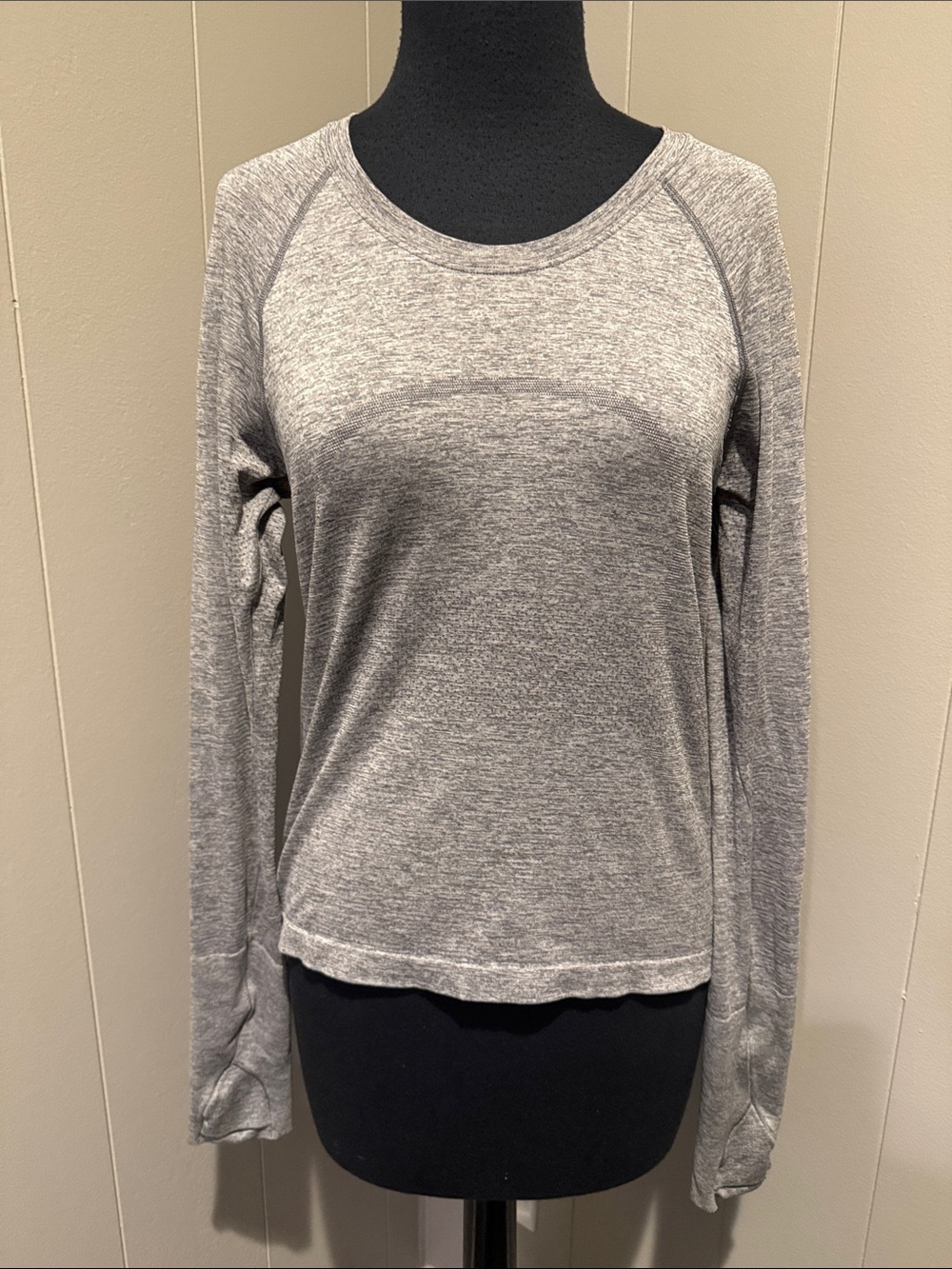 lululemon athletica Women’s 8 Heather Gray Long Sleeve Scoop Tee
